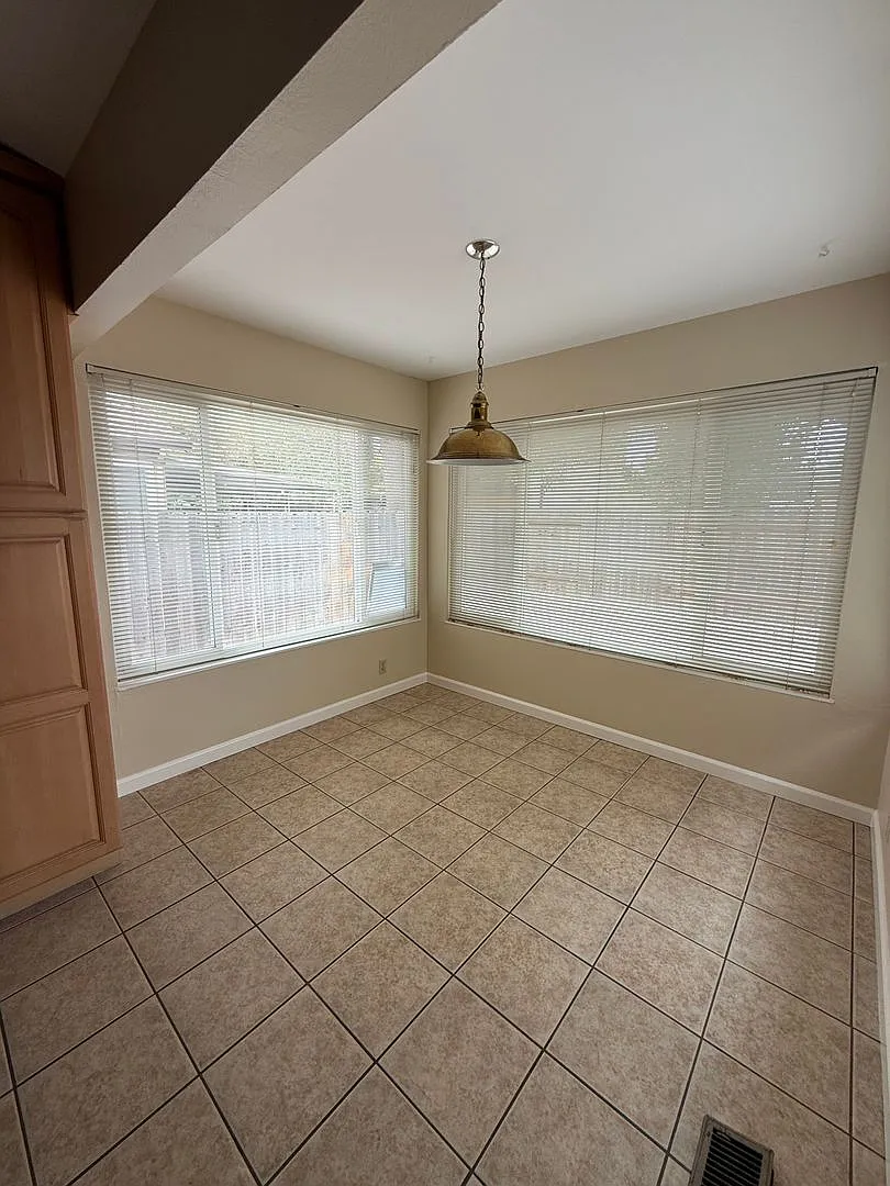 Refurbished 4 Bedroom Home — Photo 2