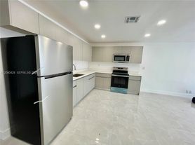 5800 NW 27th Ct, Fort Lauderdale, FL