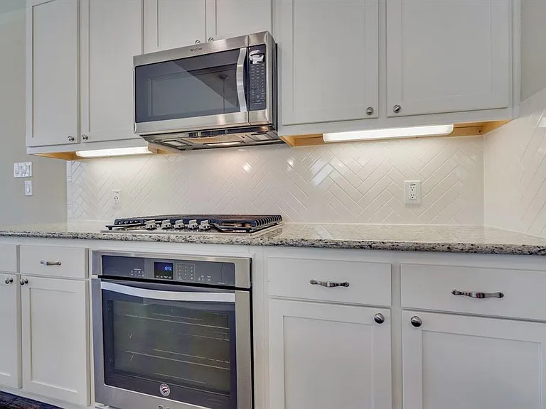 4221 Broadway Ave — Photo 14