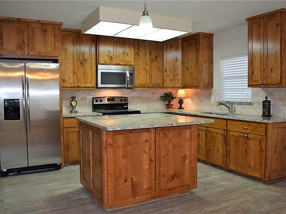 3rd image of 925 Whitehall Dr