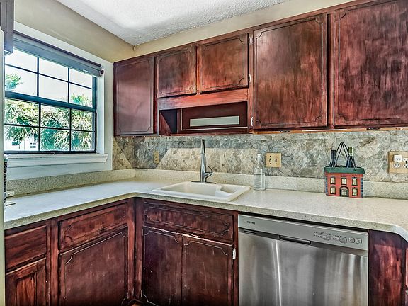 5th image of 925 Tarpon Ave APT 12