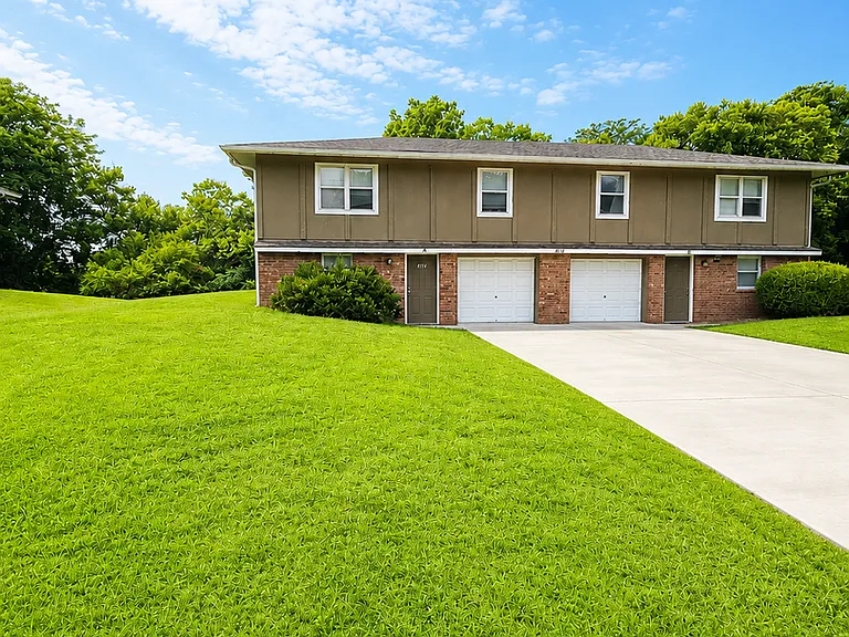 202 NE Westwind Dr #A — Photo 1