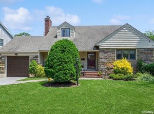 133 Hayes St, Garden City, NY 11530