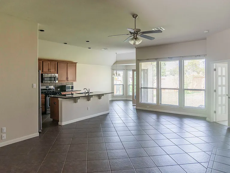 2542 Ravenwood Dr — Photo 4