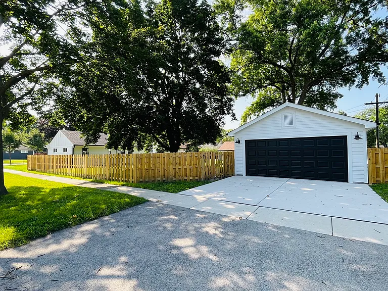 318 N Owen St — Photo 13