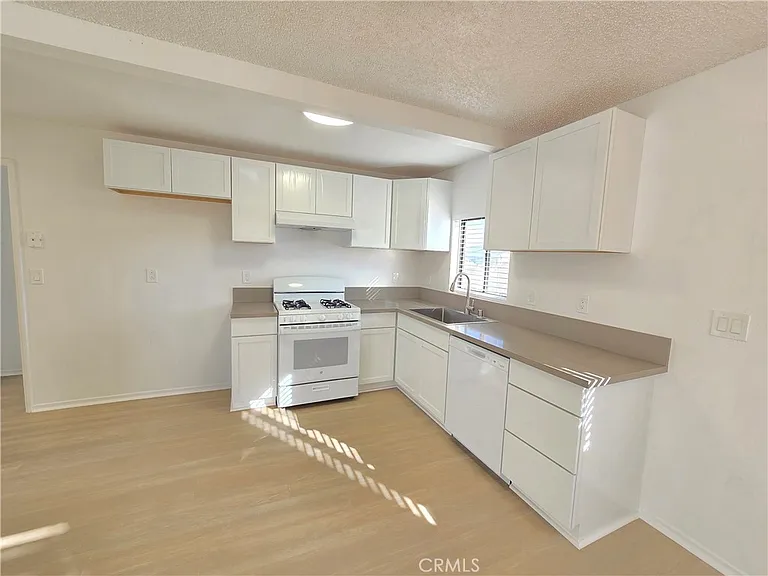 8249 Catalpa Ave #A — Photo 5