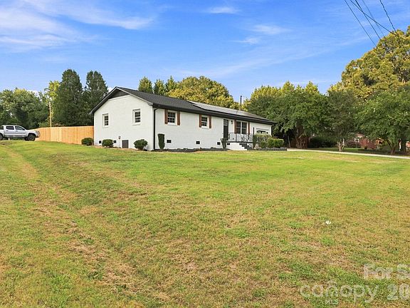 3rd image of 452 Mirror Lake Rd