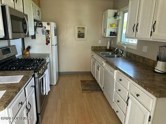 4th image of 414 Bonanza Ave