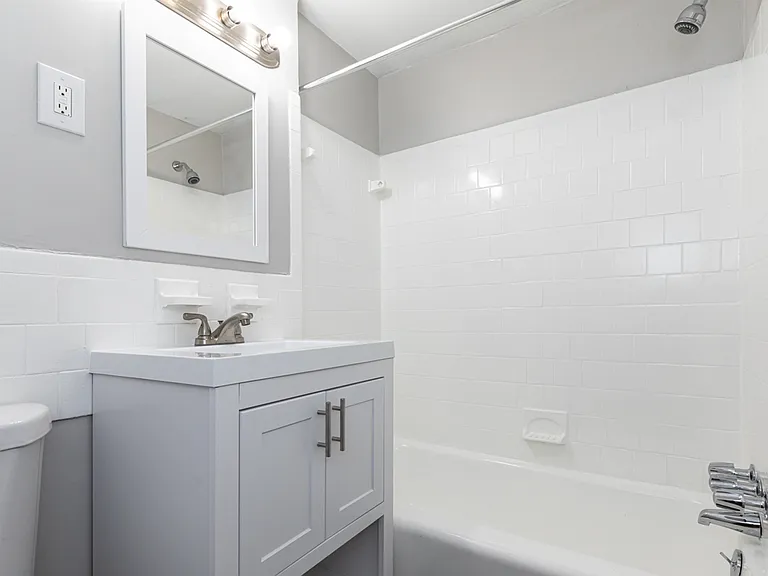 Regency Court Apartments — Photo 21
