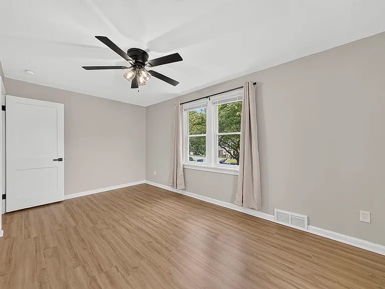 437 Warfield Ave — Photo 17