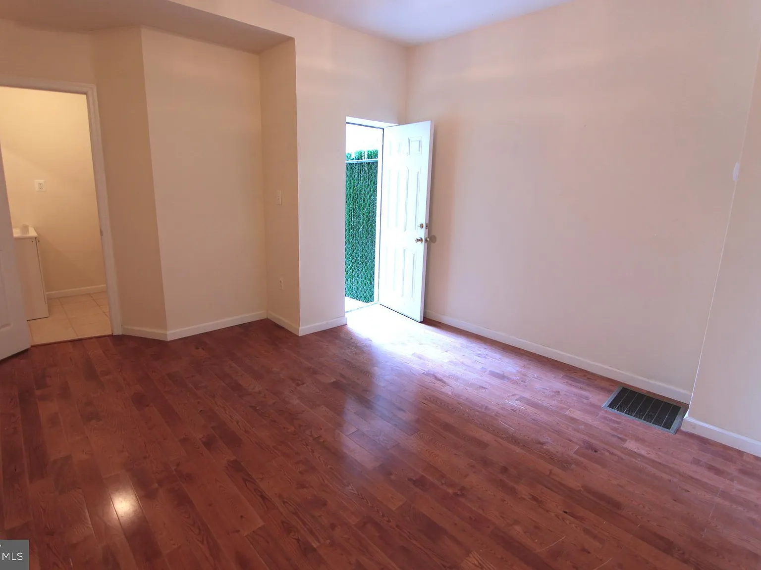 3 bed, 1992 sqft, $2,250 — Photo 3