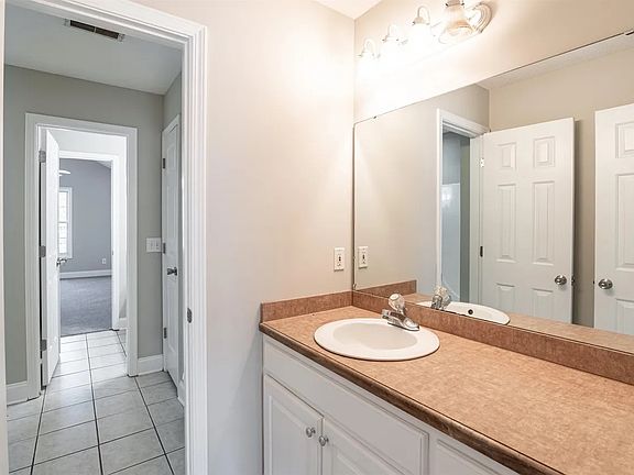 4th image of 1844 D Ave