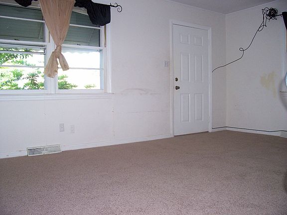 406 New River Dr living room