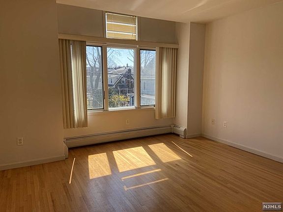 3rd image of 2441 Hammett Ave #2441