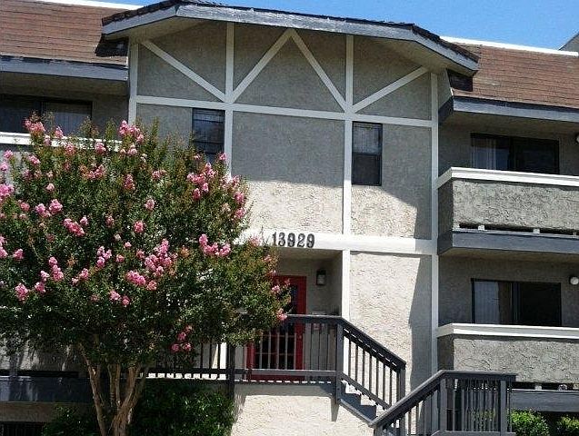 2nd image of 13929 Vanowen St #1975262