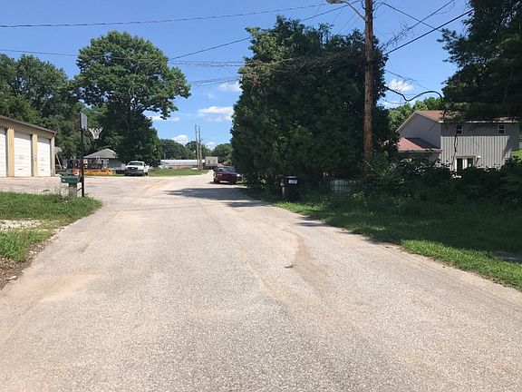 4th image of 410 Railroad St