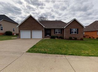105 Glen Oaks Ct, Hurricane, WV 25526