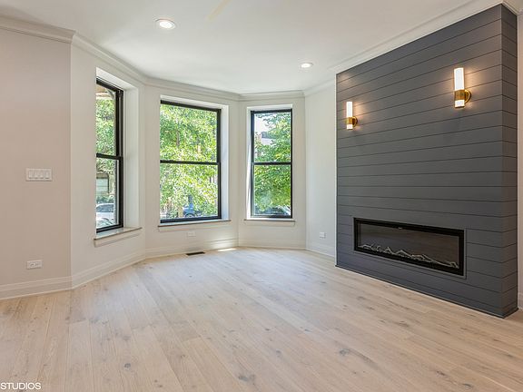 3rd image of 3305 W Wrightwood Ave