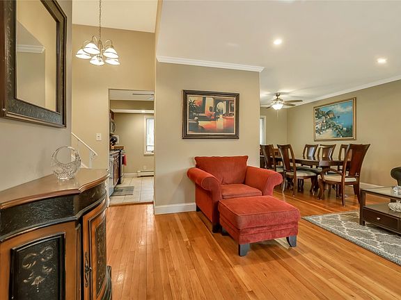 5th image of 2 Berrywood Dr