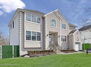 1 Shonny Ct, Lakewood, NJ 08701