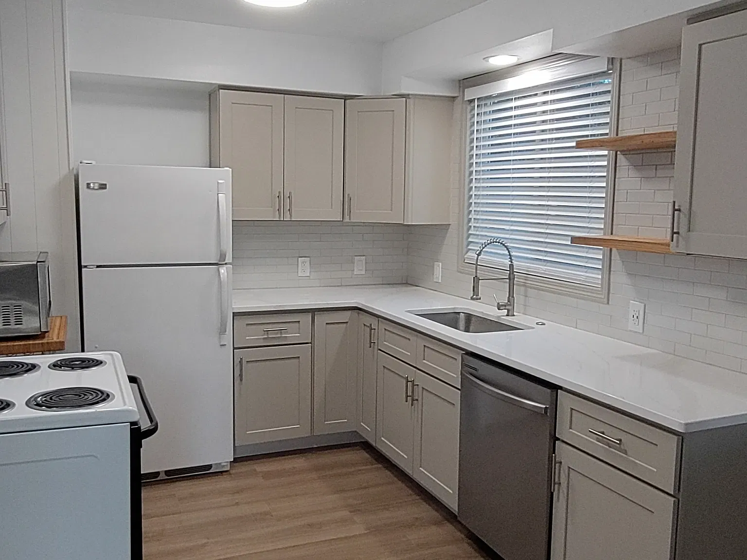 121 S Falcon St — Photo 4