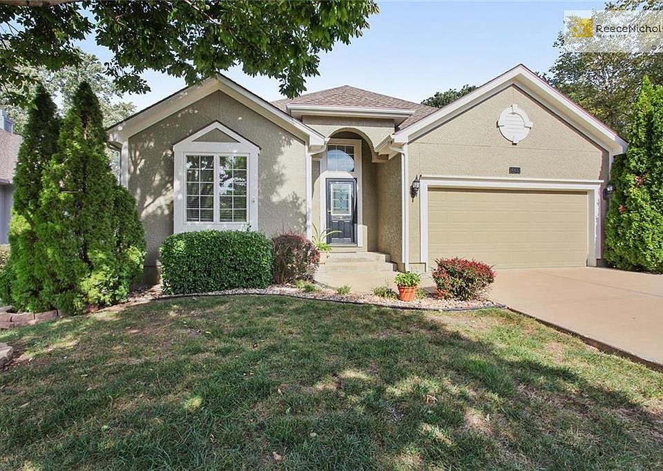 Welcome home to your maintenance free villa in Heatherwood!