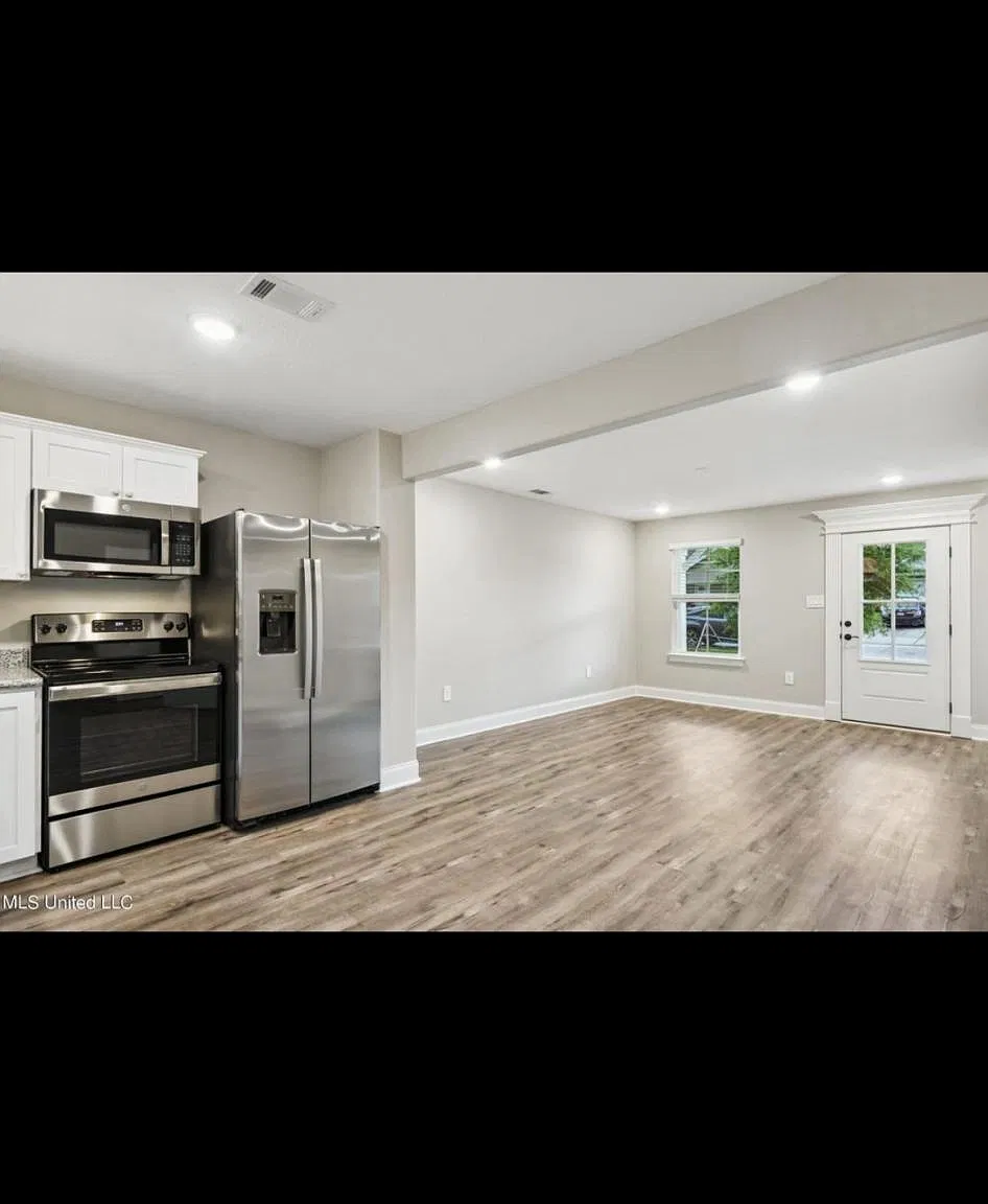 13515 Dee Ave — Photo 2