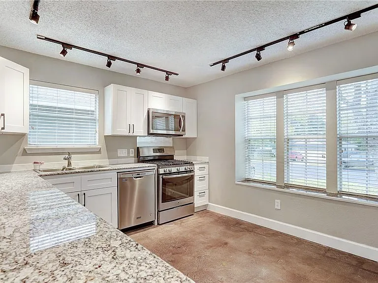 6009 Avery Island Ave — Photo 9