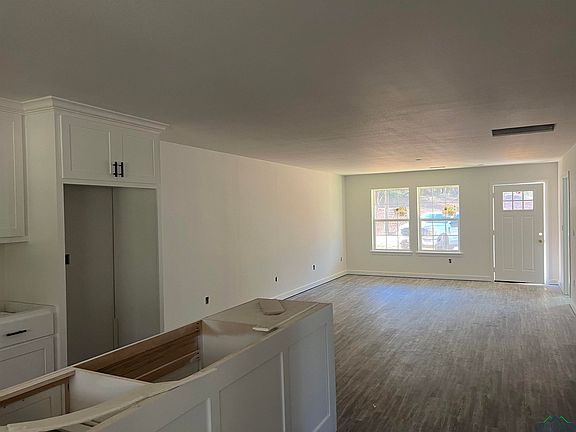 3rd image of 2810 Park Dr