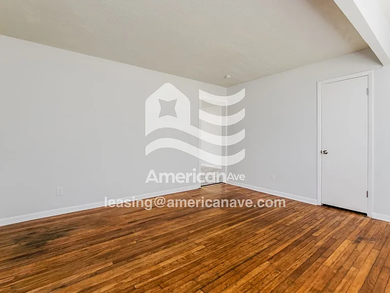 1043596_005_living_room_12692866.jpg