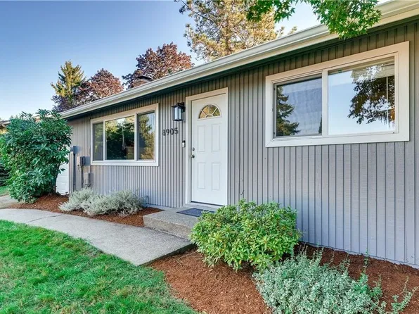 8905 NE 141st St, Kirkland, WA 98034