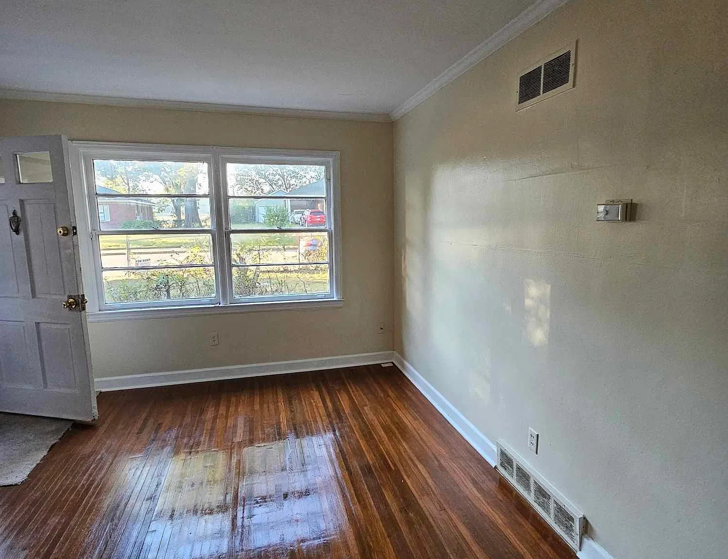 3 bed, 1319 sqft, $1,055 — Photo 3
