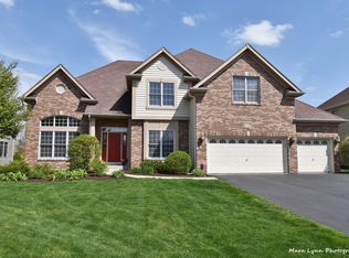 533 N Sycamore Ln, North Aurora, IL 60542