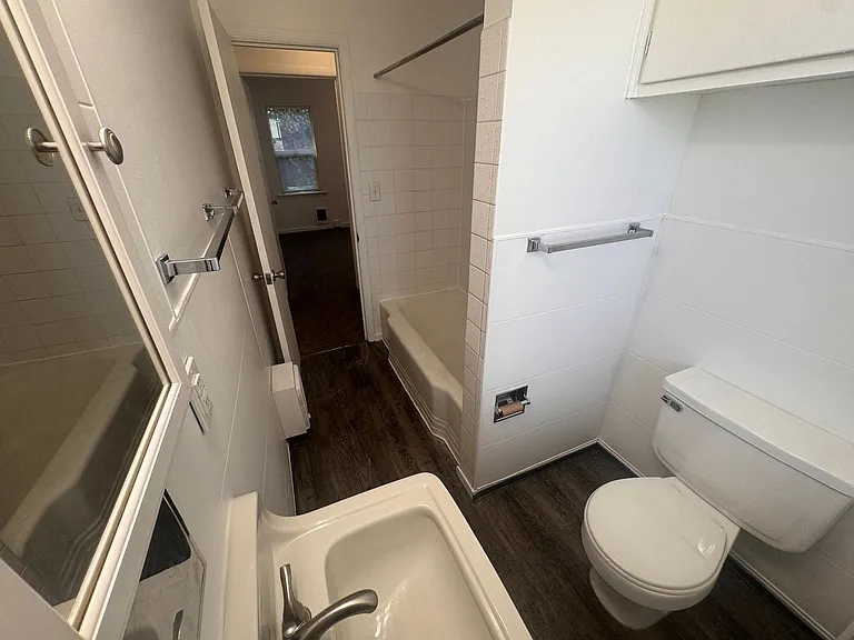Evergreen Apartments — Photo 10