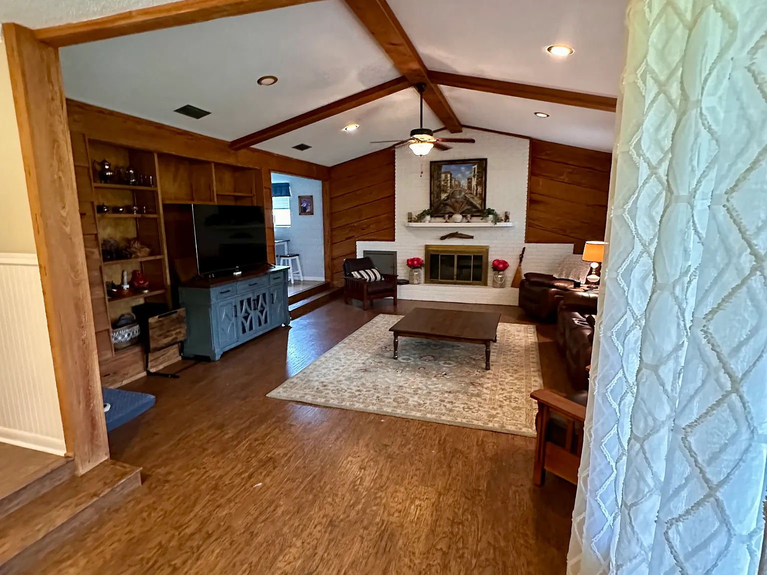 3 bed, 2400 sqft, $3,000 — Photo 4