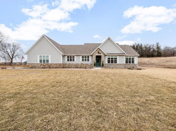 1990 Paradise DRIVE, West Bend, WI 53095