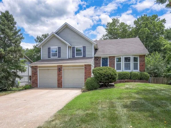 12431 S Blackfoot Dr, Olathe, KS 66062