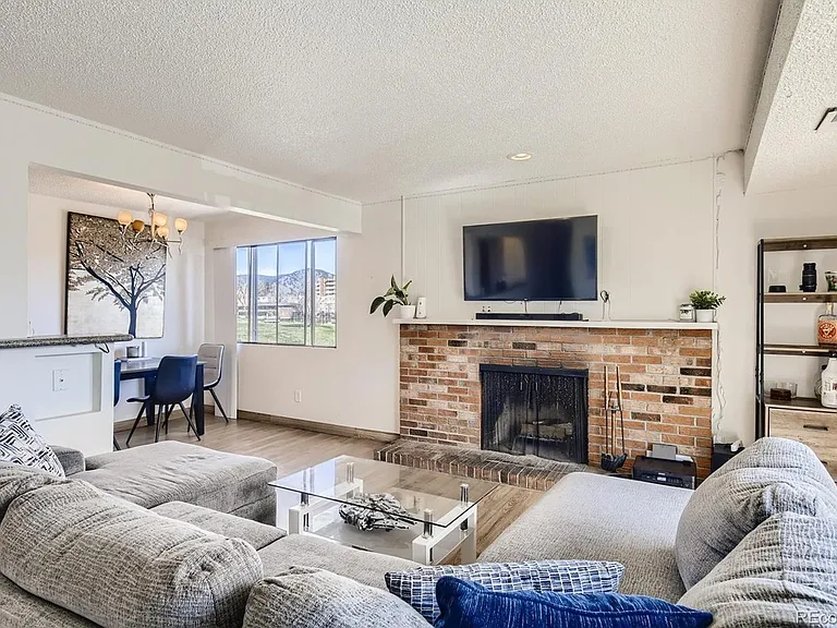 OPEN FLOORPLAN W/TONS OF NATURAL LIGHT. Kitchen, dining and living area are all open to each other.