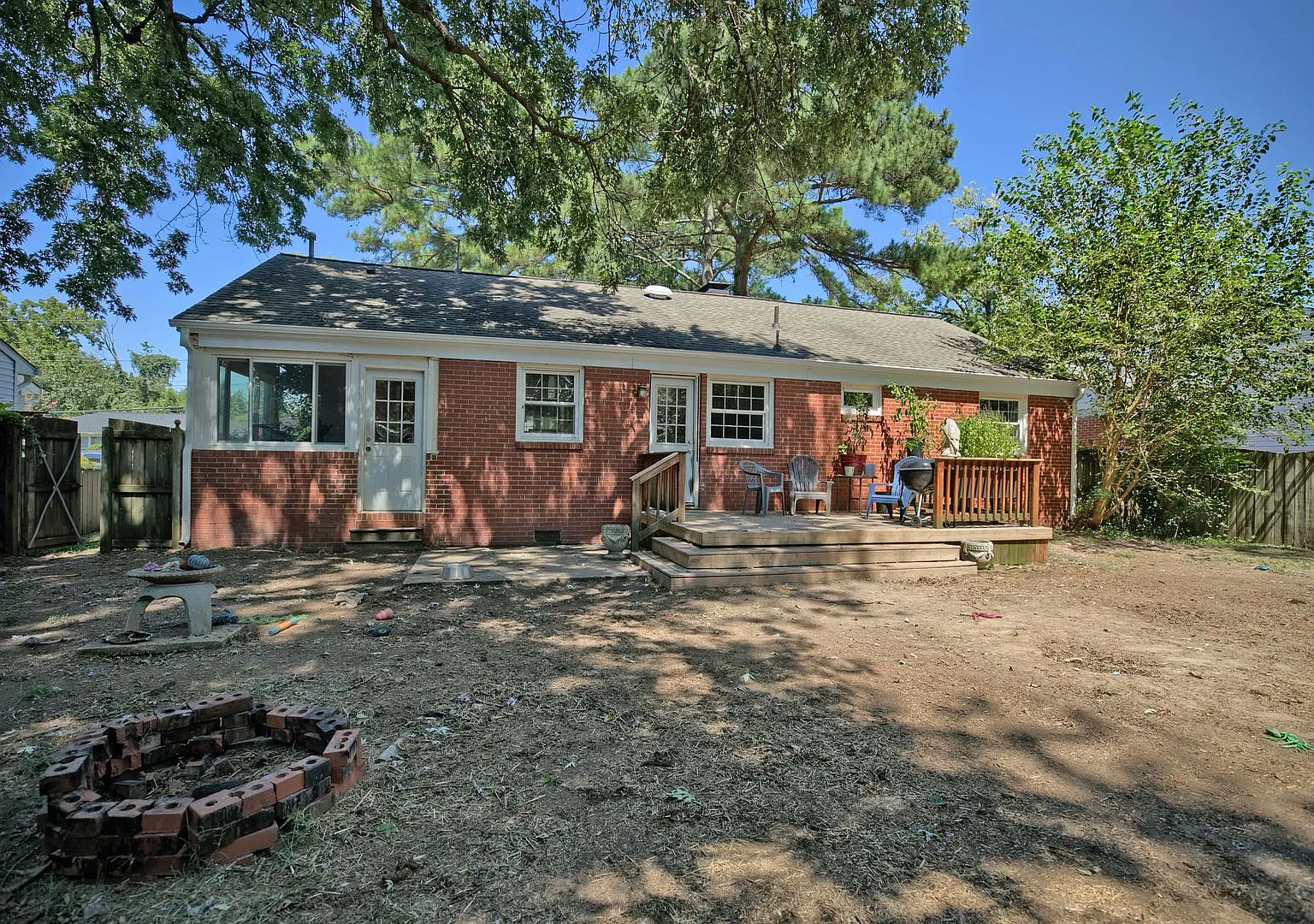 3 bed, 1.0 bath, 1213 sqft, $2,000 — Photo 3