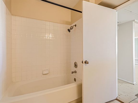 3rd image of 1909 Mountain Hills Ct #1-206-1