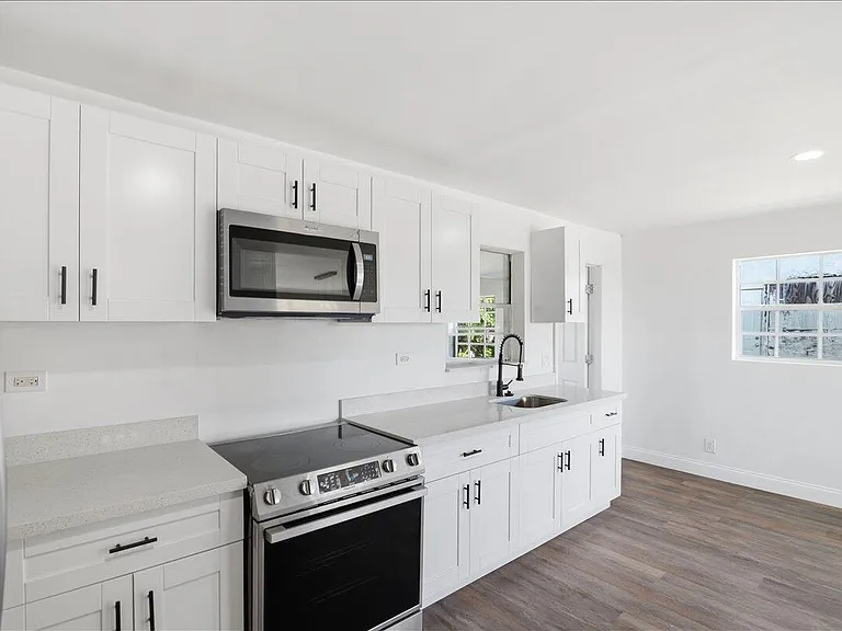 270 SW 10th Ave — Photo 11