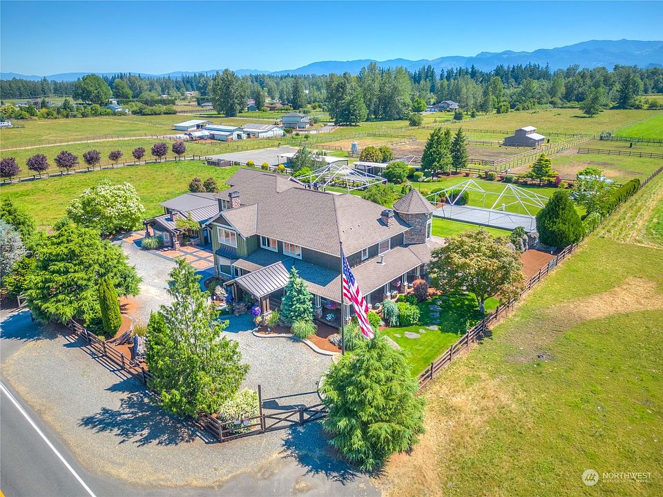 The property as aerially viewed from the front>