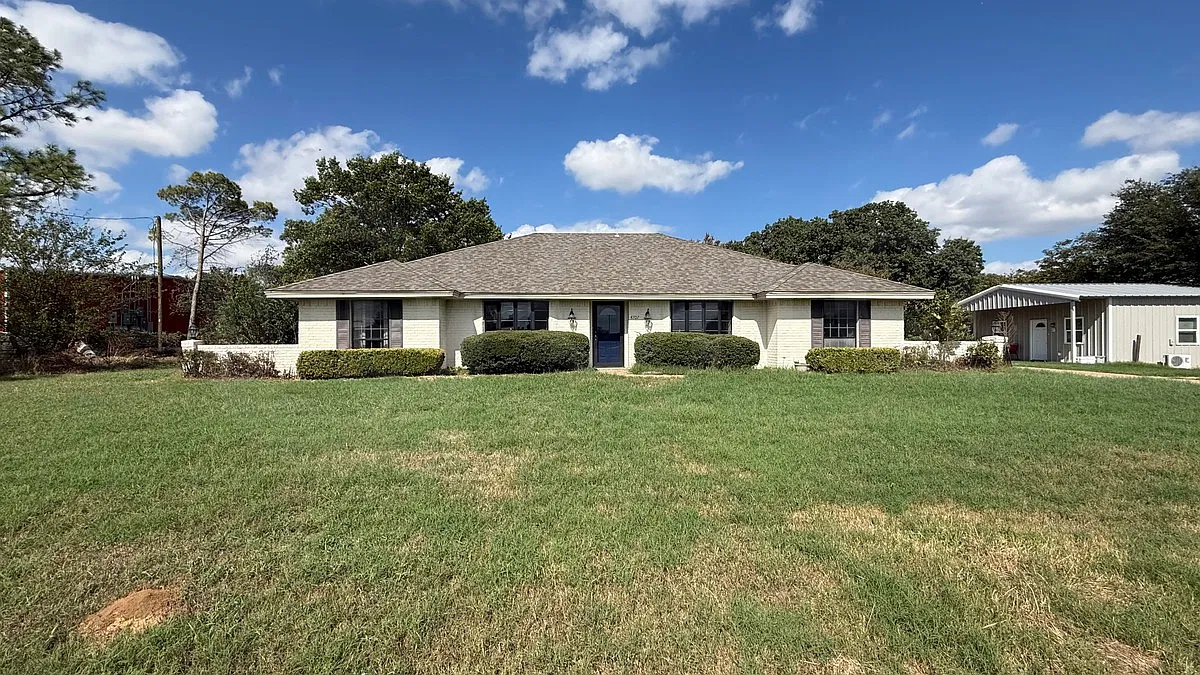 4 bed, 2.5 bath, $2,800 — Photo 1