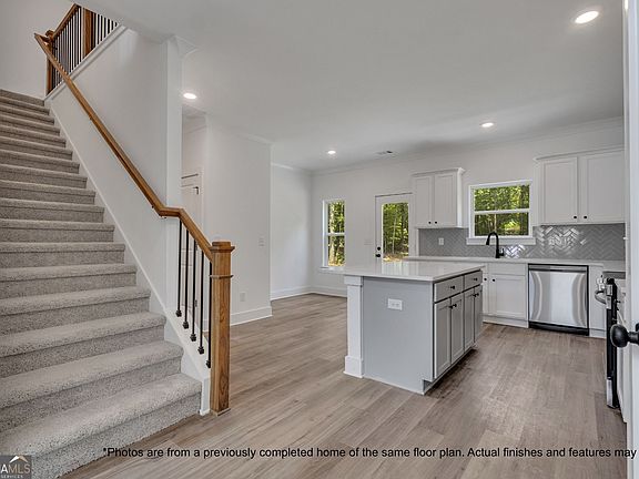 3rd image of 284 Cheryl St