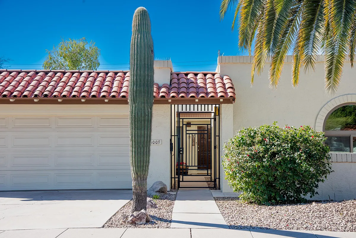 Secure entryway - 1007 E Laguna Dr