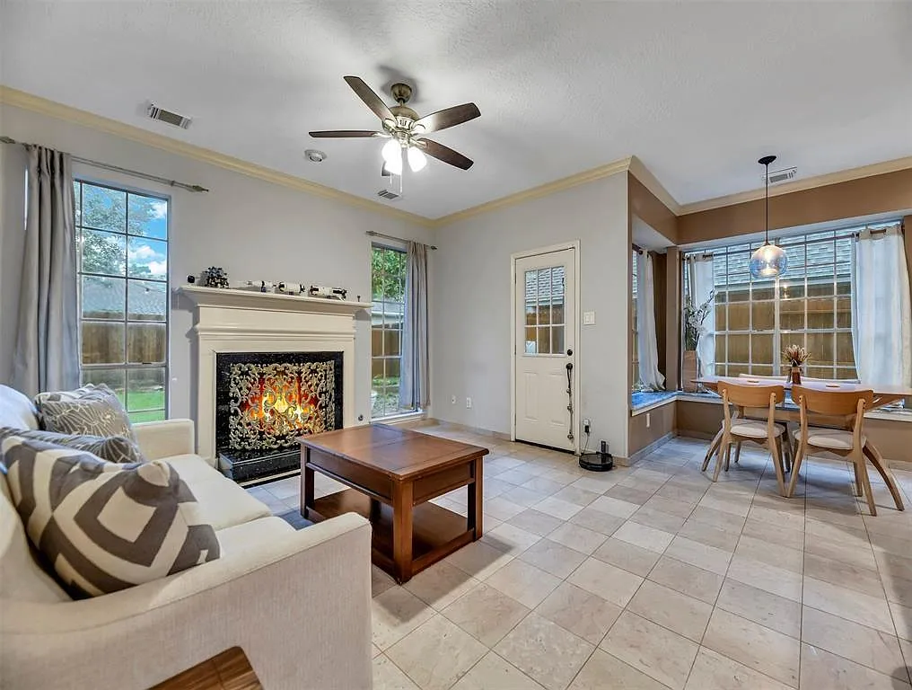 4 bed, 2.5 bath, 2517 sqft, $2,400 — Photo 2