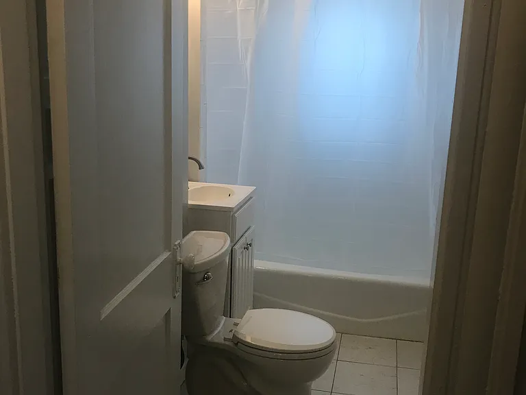 1 Hathorne Cres #1 — Photo 11