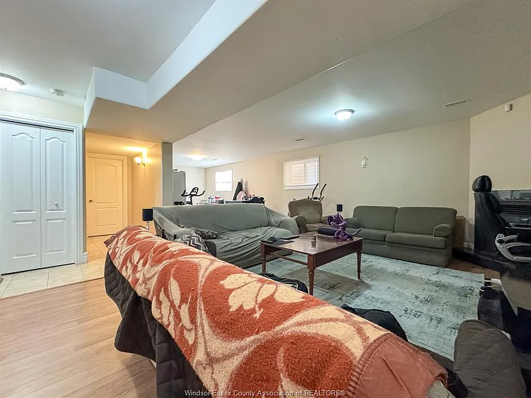 4583 Helsinki Cres — Photo 22