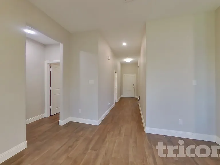 11201 Klondike Ln — Photo 2