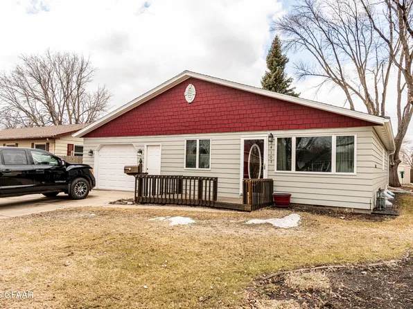 1410 S 19th St, Grand Forks, ND 58201